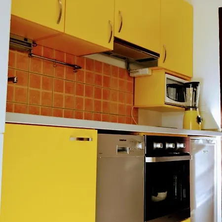 Mihaela Apartmans 150m Near The