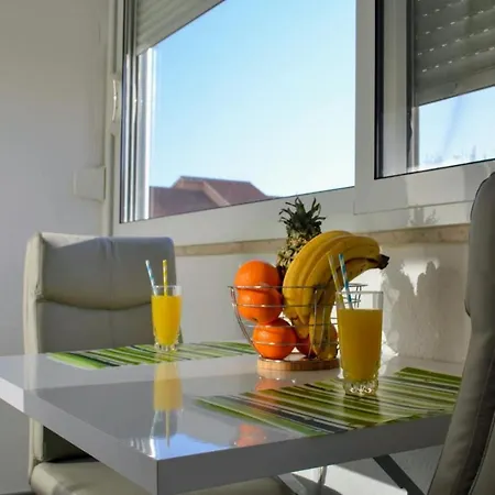 Mihaela Apartmans 150m Near The *