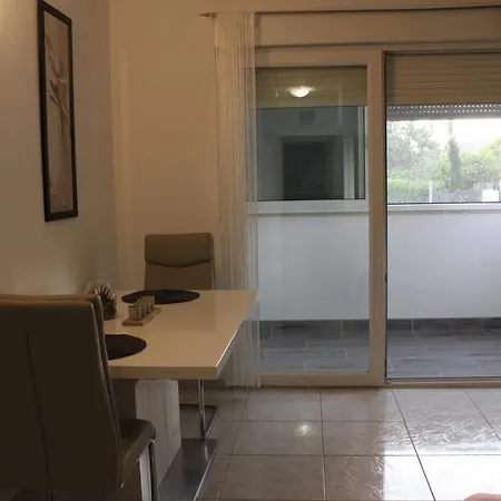 Mihaela Apartmans 150m Near The Apartment