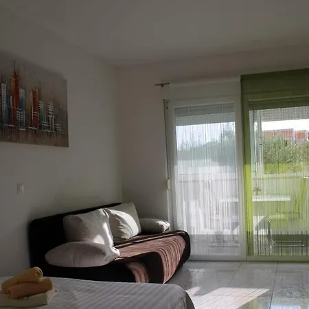 Apartment Mihaela Apartmans 150m Near The