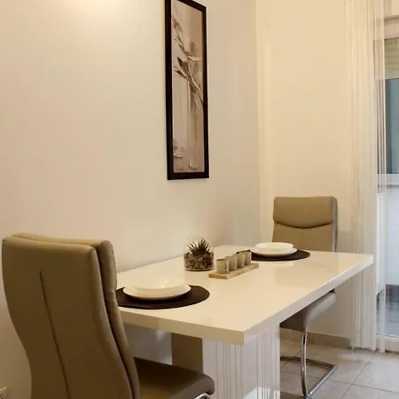 Mihaela Apartmans 150m Near The