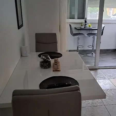 Apartment Mihaela Apartmans 150m Near The